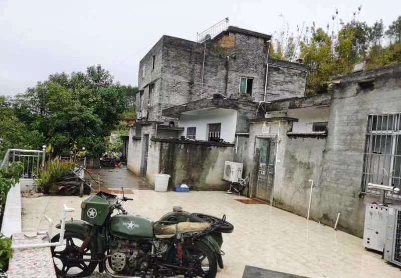 陈克政以及他父母、弟弟的三栋房屋,位于村庄上方的山腰间。