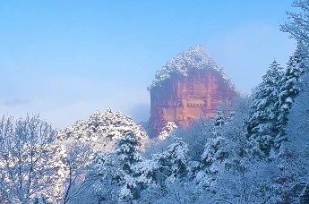 天水麦积山雪后初霁披“金装”