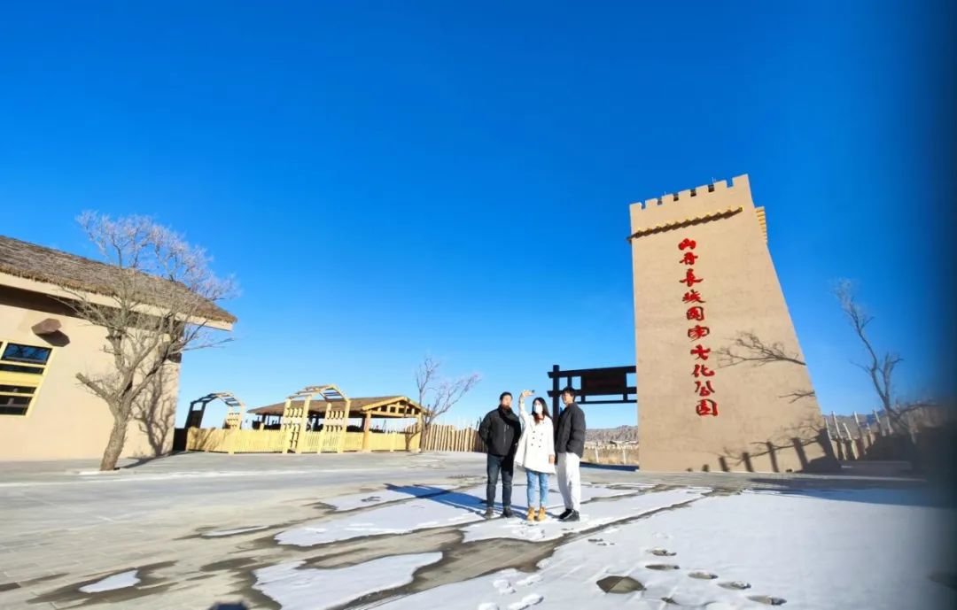 游客在山丹长城国家文化公园旅游观光