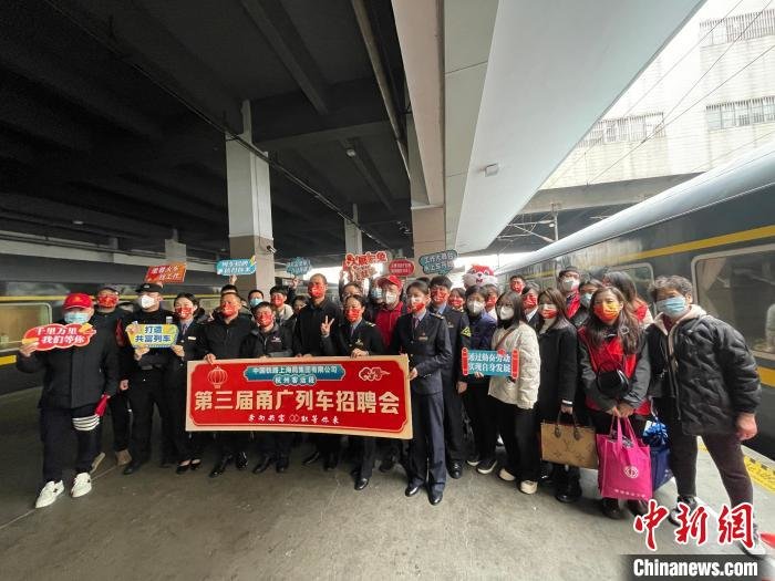 杭州客运段工作人员与浙江省总工会、企业代表合影。　张煜欢 摄