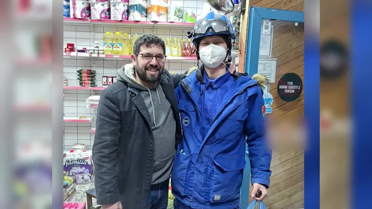 土耳其老板免单中国救援队坚持付钱，老板无奈收钱请求合影