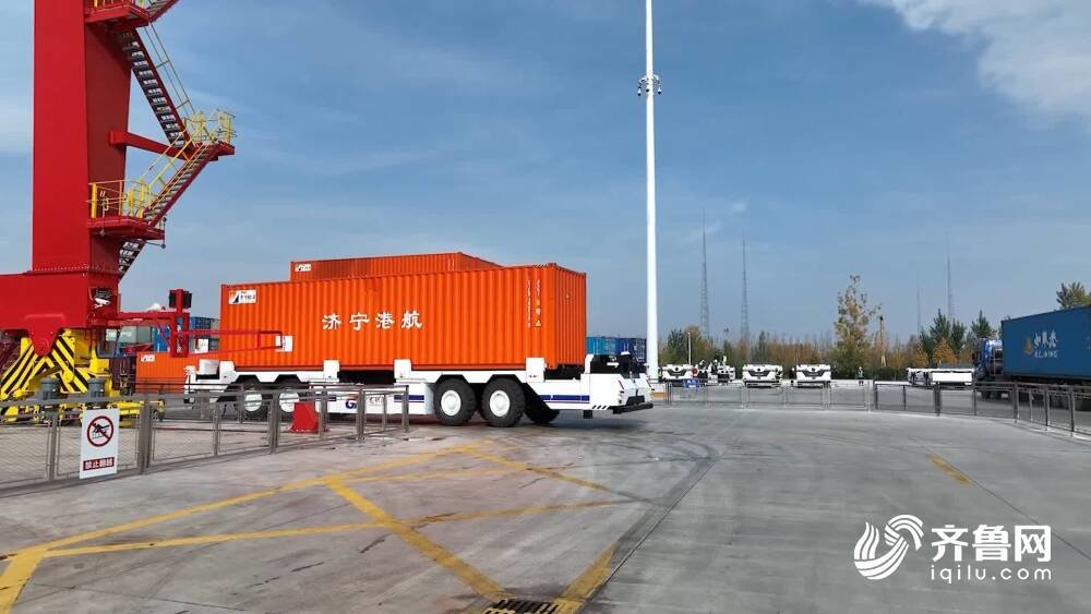 无人集卡将集装箱运往码头 导航定位精度达2厘米内