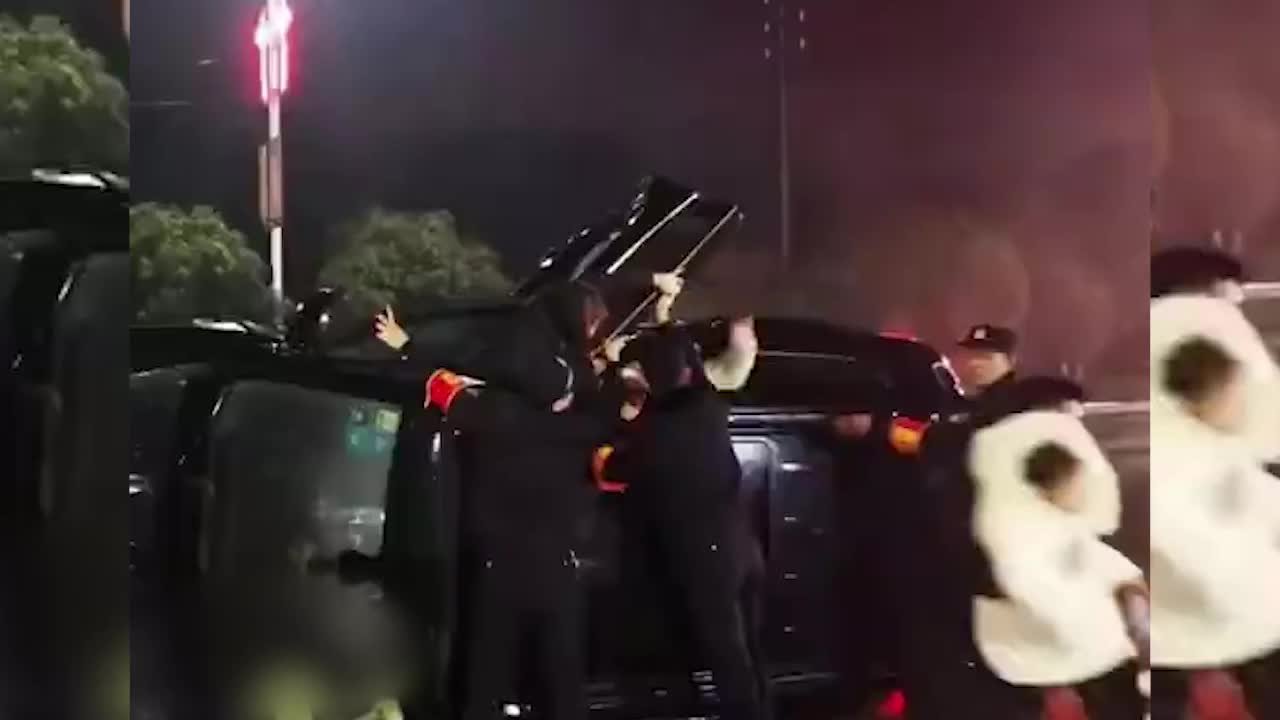 车辆侧翻民警徒手掰车门救3人
