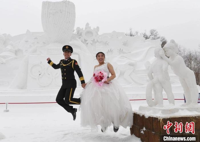 14地新娘汇聚哈尔滨冰雪集体婚礼演绎唯美爱情