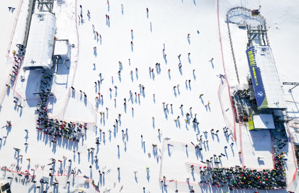 1月30日，游客在吉林市万科松花湖度假区滑雪。新华社记者 颜麟蕴摄