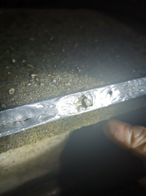 石凳附近的铁皮被炸出洞。澎湃新闻记者 戴越 摄