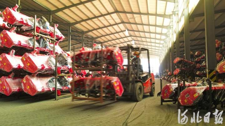 2月8日，河北省宁晋县大陆村镇的河北圣和农业机械有限公司工人在库房转运旋耕机。