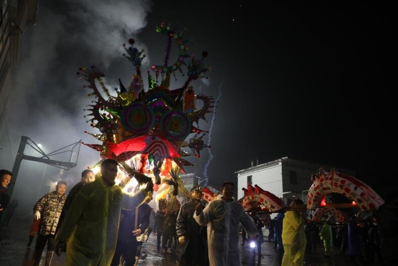 九江彭泽县：百米“板龙”祈福新年