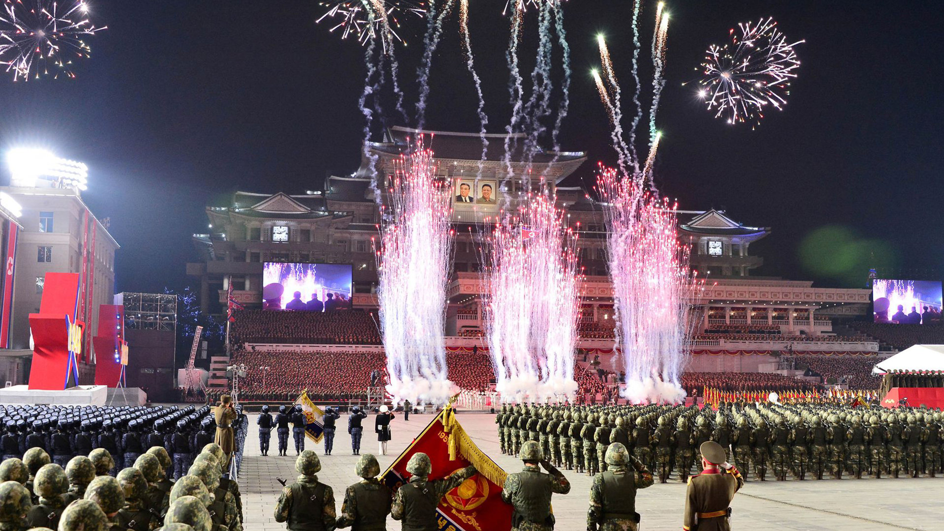 朝鲜举行夜间阅兵，纪念人民军建军75周年