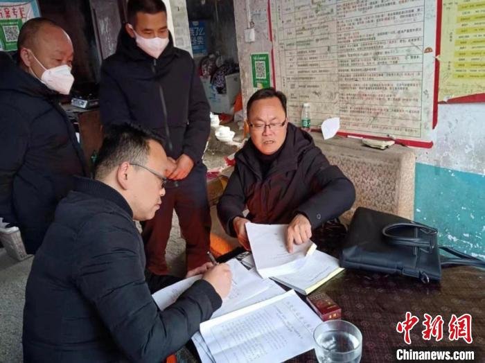 溆浦县开展农资打假行动。　陈小勇 摄