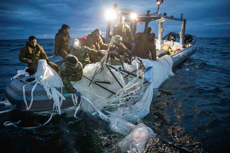 ▎美国水兵在南卡罗来纳州默特尔海域打捞被击落的气球残骸。图源:路透社