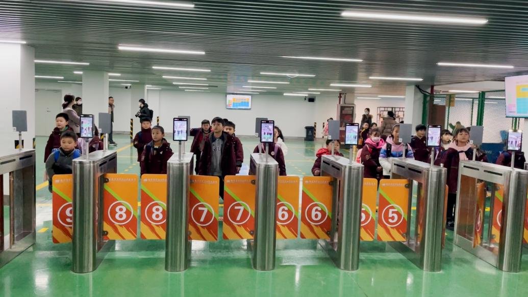 南京一小学推出“地下接送系统”。