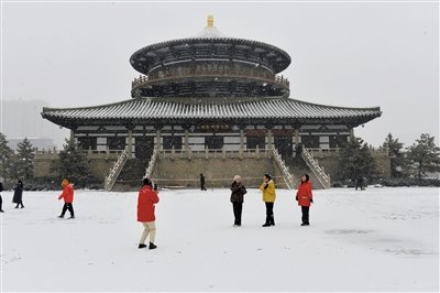 图为市民在明堂公园赏雪。