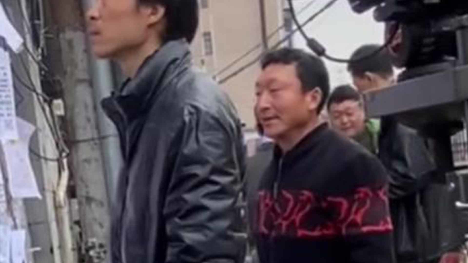 男子误入剧组拍摄现场本色出演找工作，网友：大哥眼里满是茫然和期待