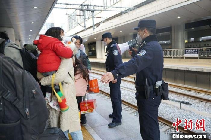 春运40天北京铁警破获各类案件700余起抓获在逃人员150名