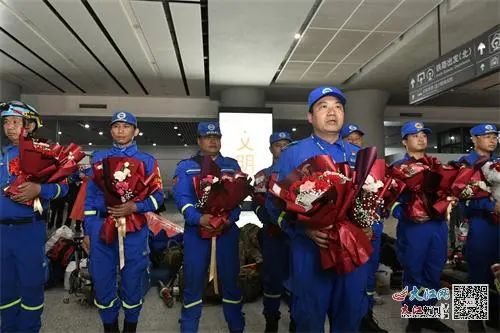 江西人防蓝天救援队19名援土队员平安抵昌 记者王祺 摄