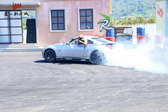 美人斜倚窗， 怎能不令人赏心悦目呢?