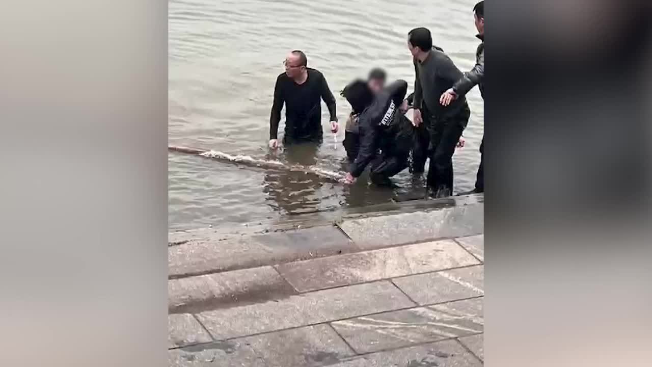 两名男孩河边玩耍不慎跌入水中，三名好心人接力救援