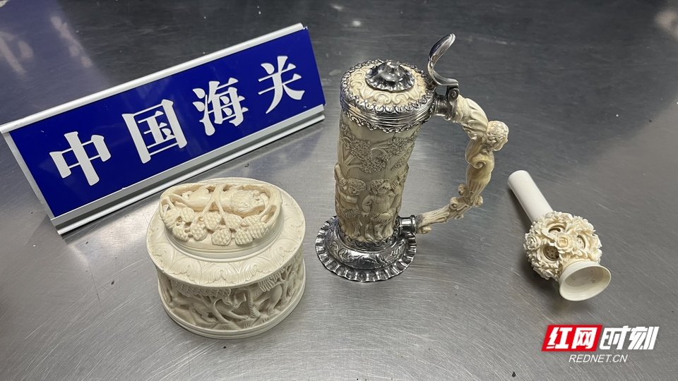 海关关员查获的3件象牙制品,共重1047克。