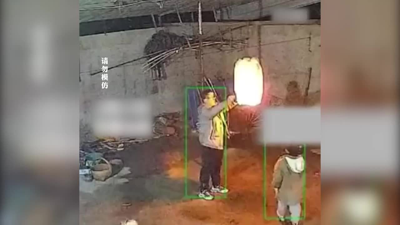 父子放孔明灯许愿，刚放飞灯又回来了