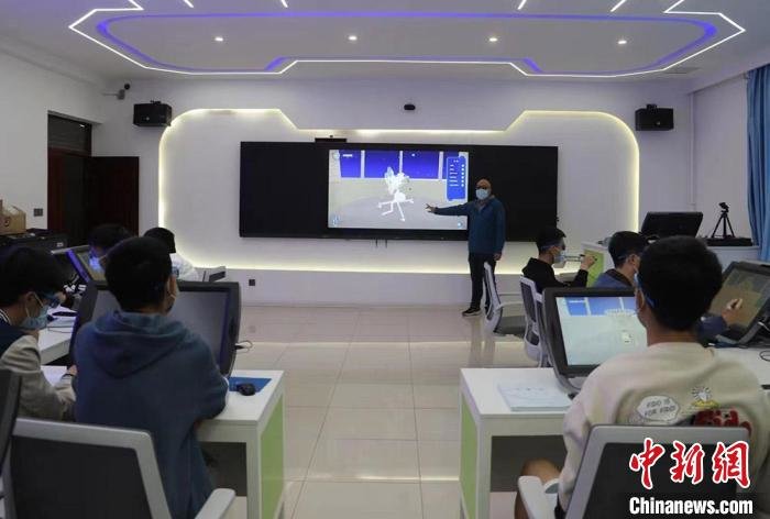 2022年9月，兰州资源环境职业技术大学气象专业老师利用虚拟资源讲授气象仪器维修课程。(资料图) 兰州资源环境职业技术大学供图