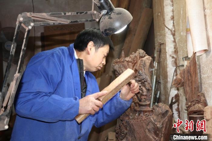 江西传统木雕手艺人:以刻刀为笔 讲述动人故事凤凰网宁波_凤凰网