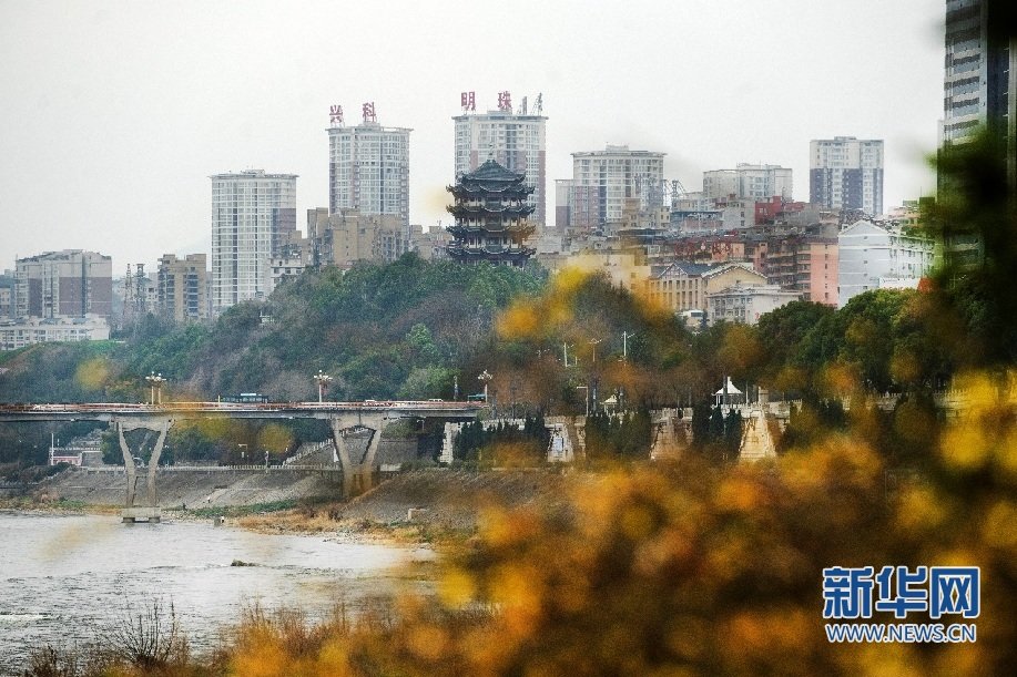 这是2月11日拍摄的安康市标志性建筑安澜楼春景。赵华斌 摄