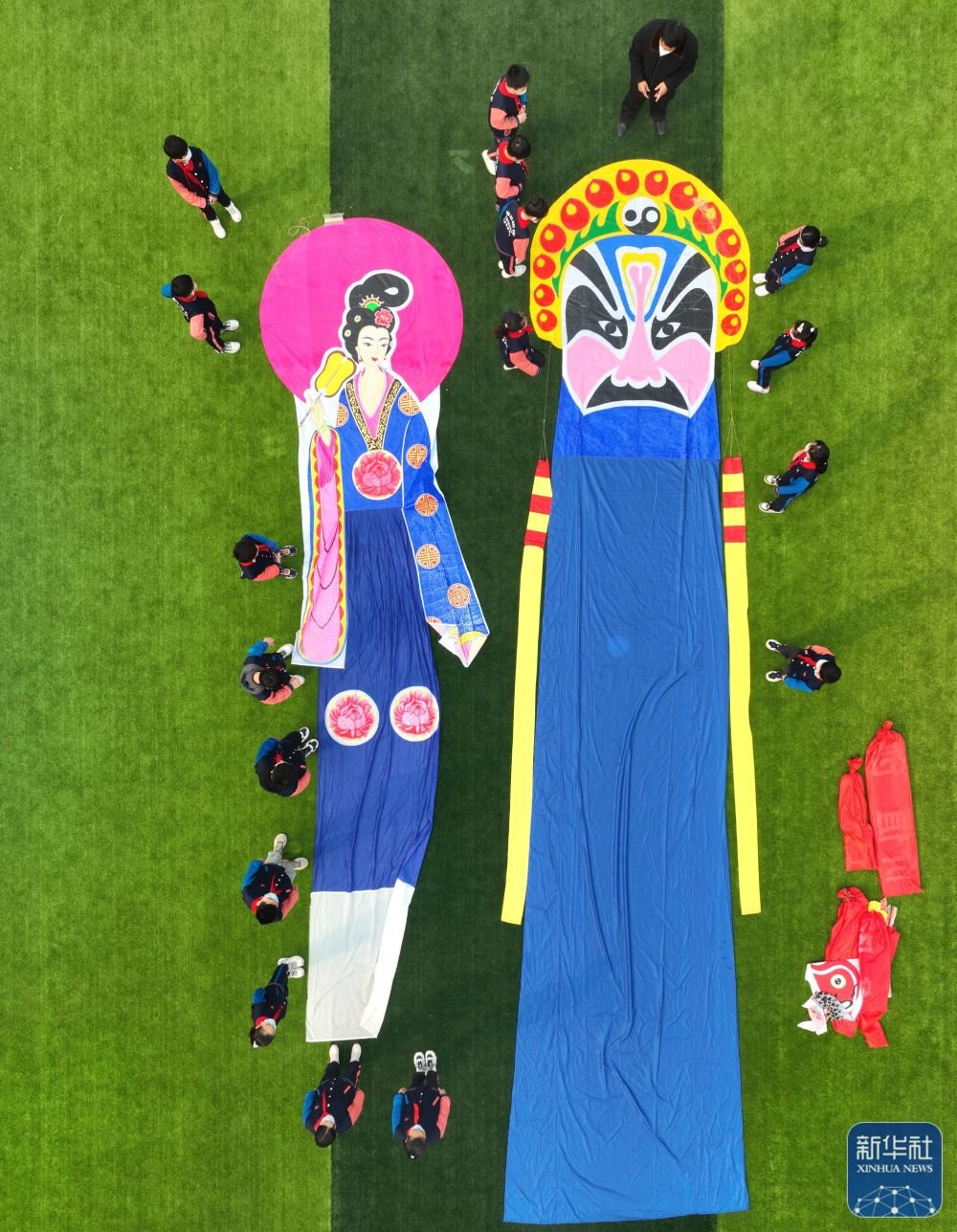 2月17日，王彦州在石家庄市桥西实验小学操场上给学生展示巨型风筝（无人机照片）。