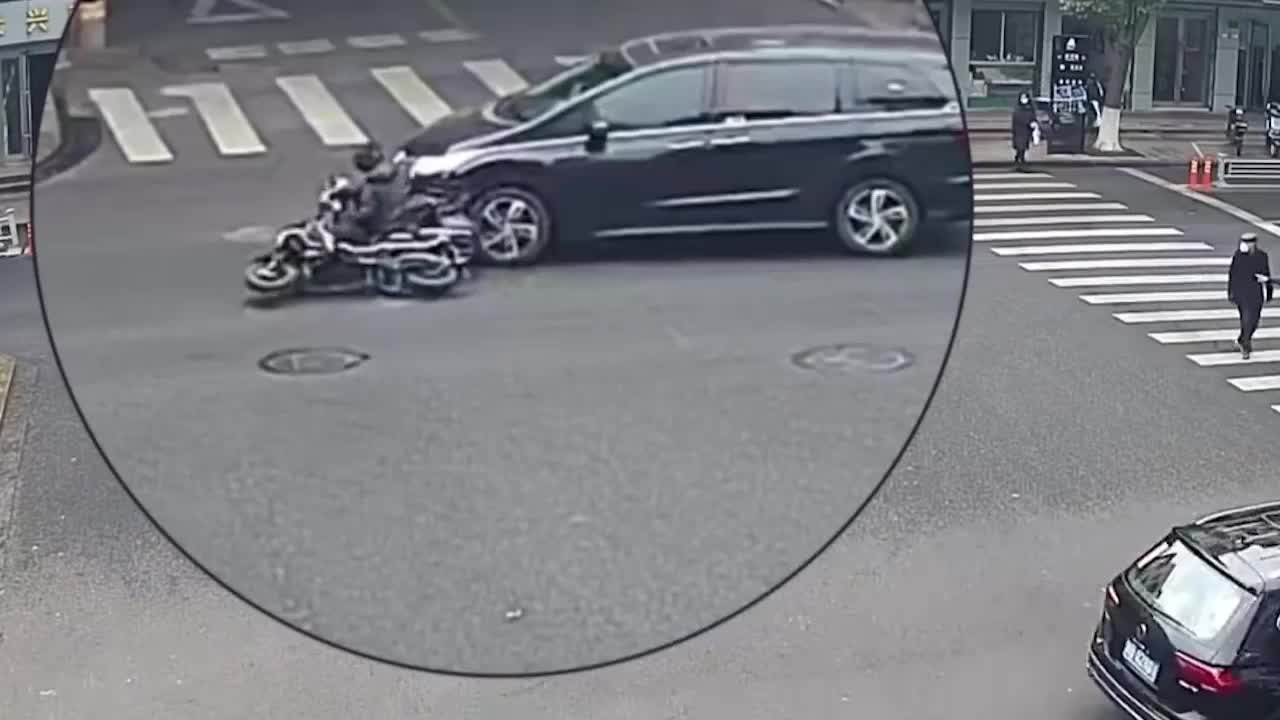 72岁老人骑电动车带70岁老人撞上汽车_凤凰网视频_凤凰网