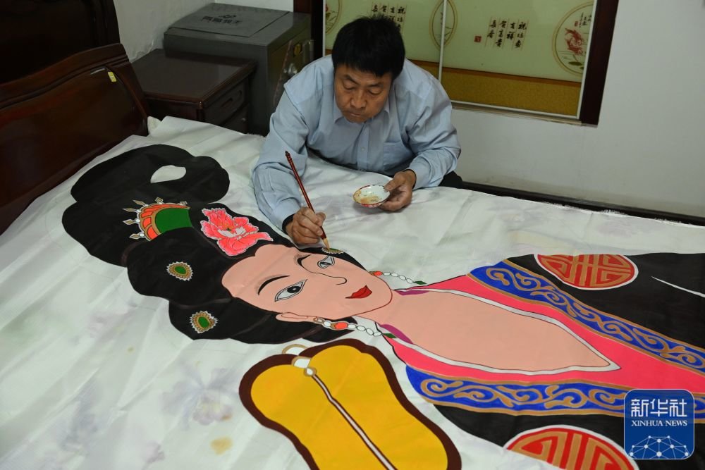 2月17日，王彦州在家中制作风筝。