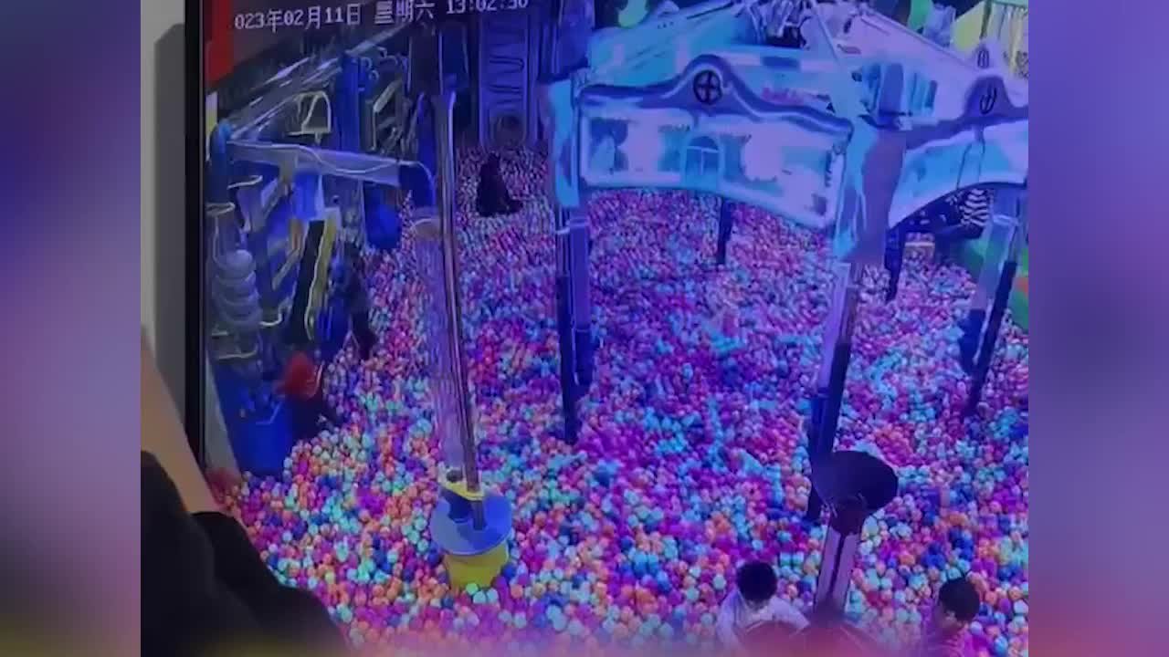 男孩游乐园玩耍触摸设备被电击？商家：是静电_凤凰网视频_凤凰网