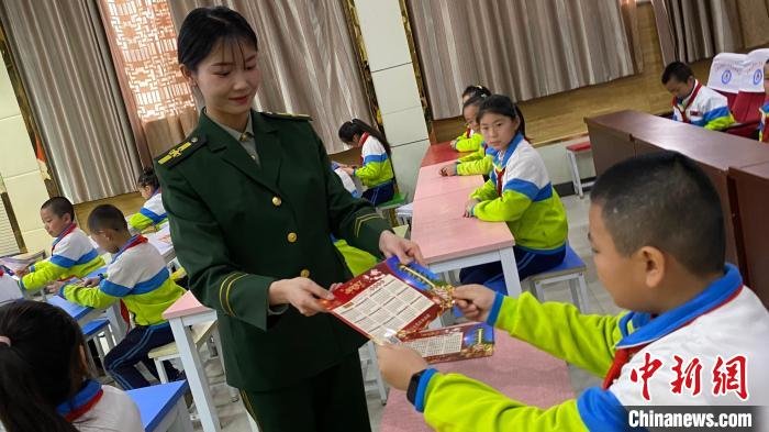 “90后”讲解员“恋上”一根扁担：多种角度述红色历史