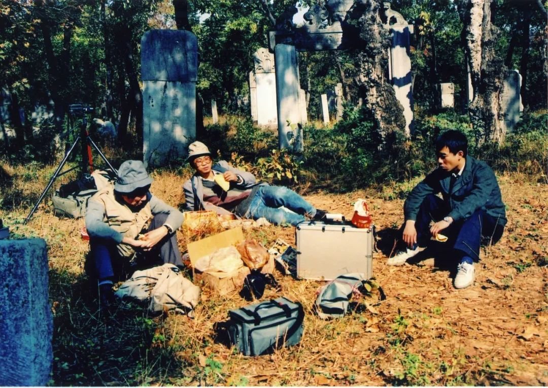 1990年基金会（后改为促进会）为举办“孔子文化摄影展”组织摄影师在曲阜三孔进行拍摄创作