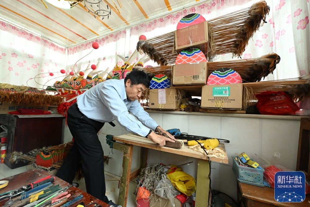 2月17日，王彦州在家中制作风筝。