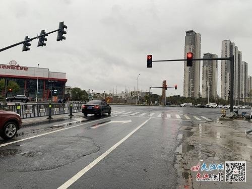 民丰路由东往西方向设置了直行指示灯与左转指示灯，但民丰路却只有左转弯车道与右转弯车道可以通行，并无直行车道。