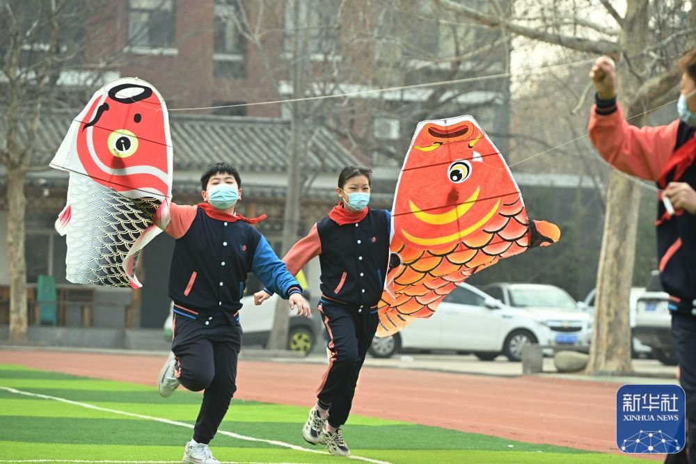 2月17日，石家庄市桥西实验小学学生在操场上放飞王彦州制作的风筝。