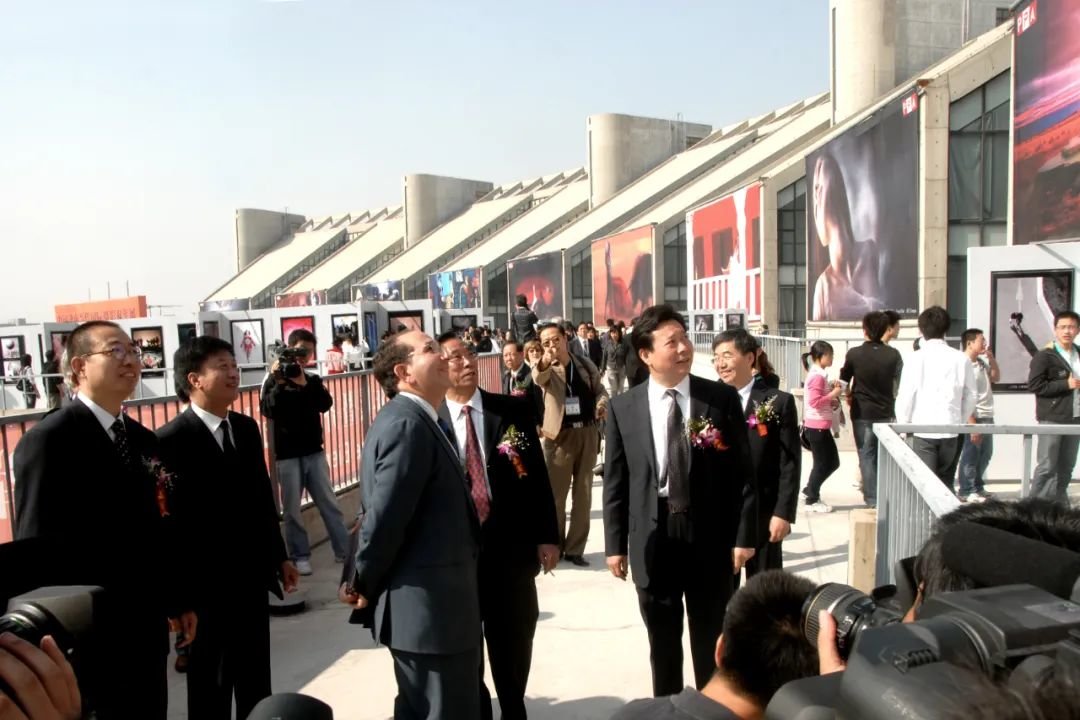 中国文联副主席、山东工艺美术学院院长潘鲁生陪同时任省委常委、宣传部长李群、原山东省副省长黄克华与国际摄影艺术联合会（FIAP）主席里卡尔多&middot;布西在观看展览。