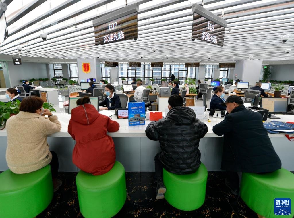2月17日，市民在武威市政府政务服务中心办理业务。新华社记者 范培珅 摄
