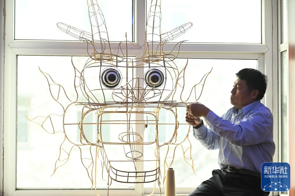 2月17日，王彦州在家中制作风筝。