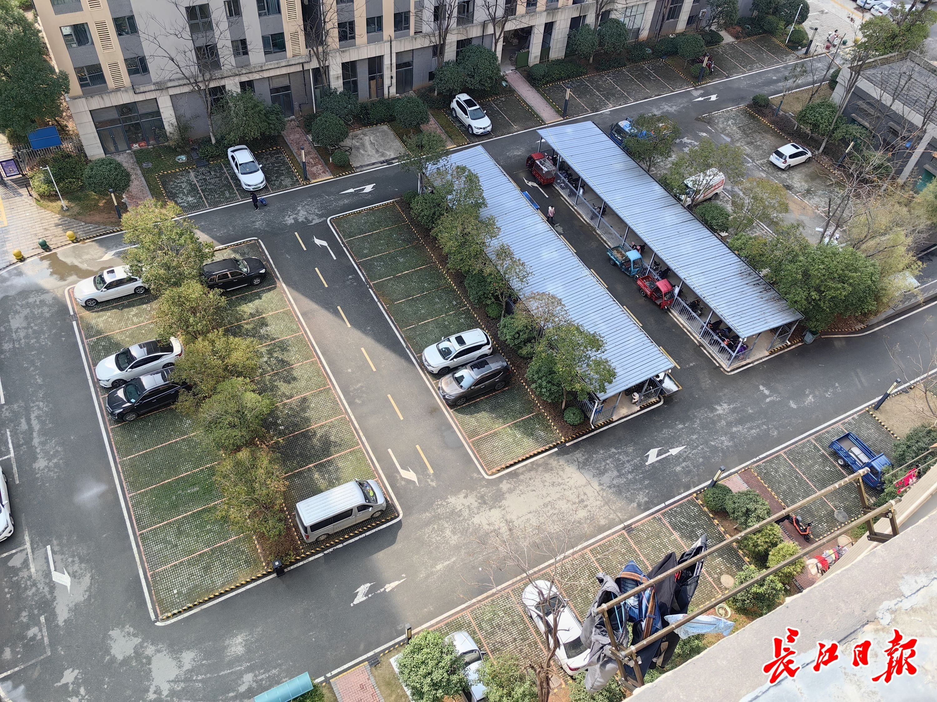 2月14日，天汇龙城小区一期地面停车区30个被打围的车位已开放。记者孙笑天 摄