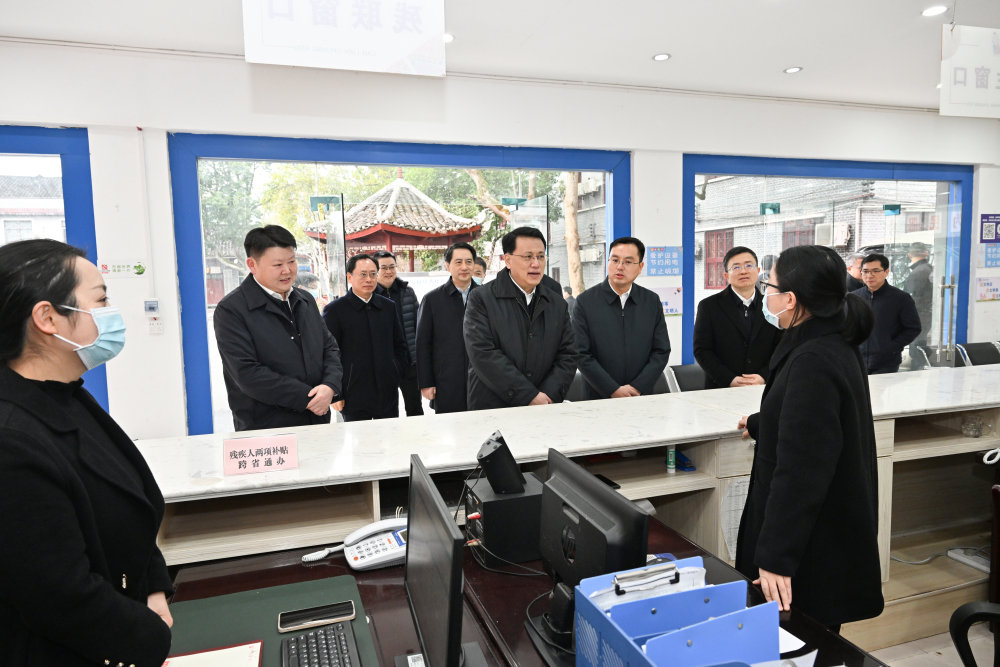 2月15日上午，在秀山县梅江镇，重庆市委书记袁家军来到公共服务中心，了解便民服务工作。苏思 摄