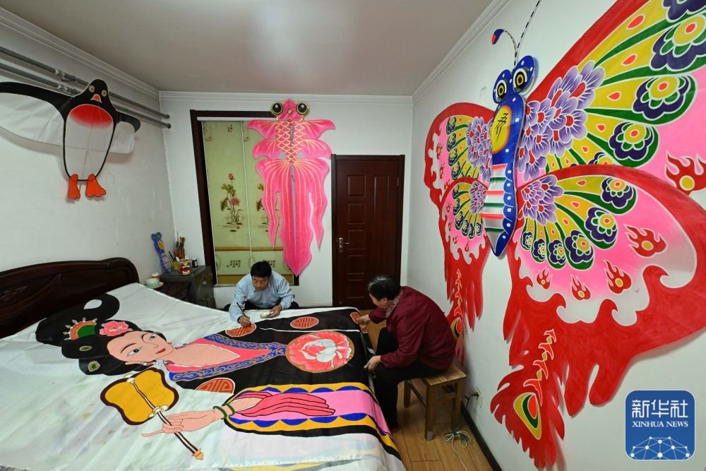 2月17日，王彦州和妻子齐国繁在家中一起制作风筝。