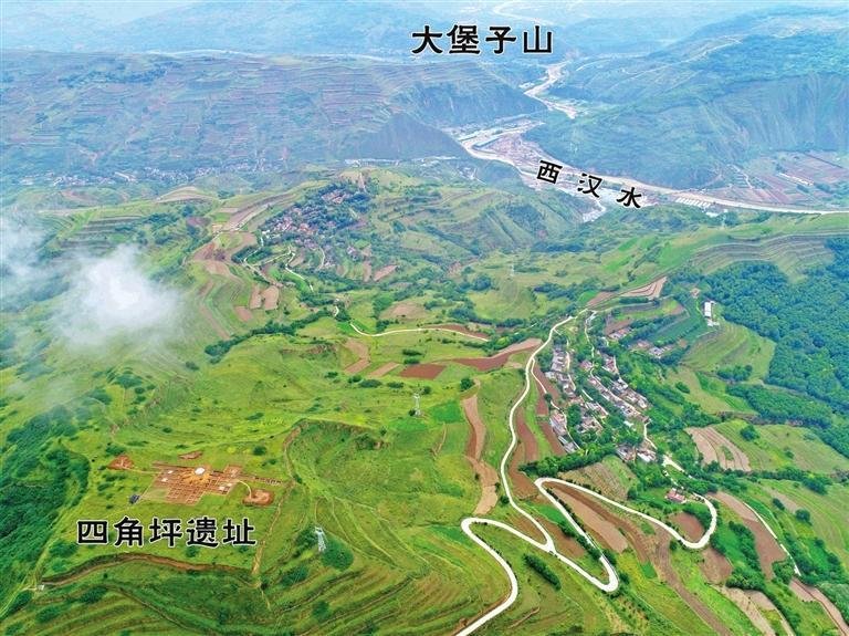 礼县四角坪遗址中心高台与附属建筑发掘全景