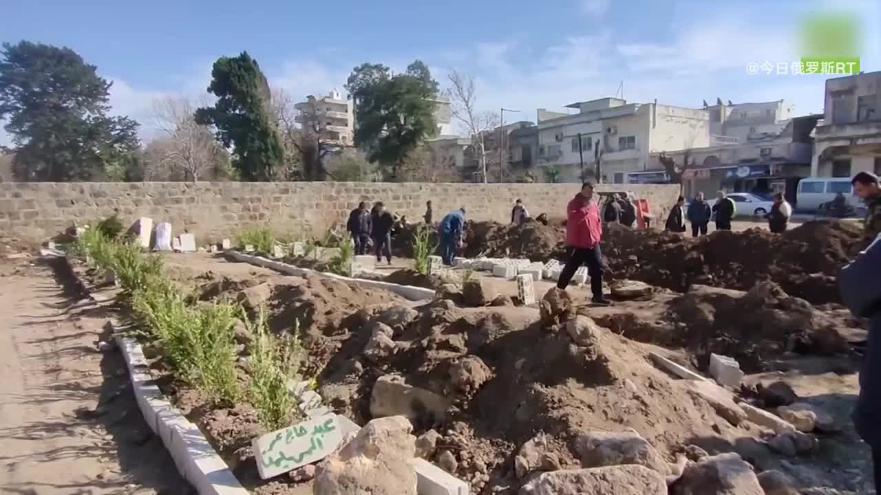 公墓“满员”，叙利亚民众在临时墓地安葬地震遇难亲属