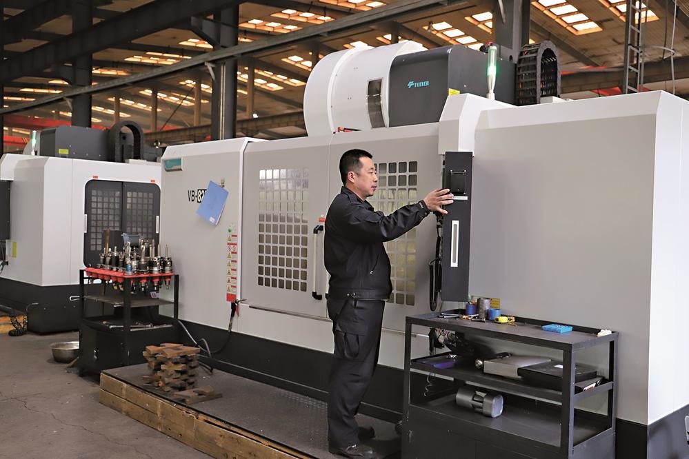 通化建新科技有限公司操作员正在对多用途48000KVA冶炼炉产品零件进行编程调试。 王博识 摄