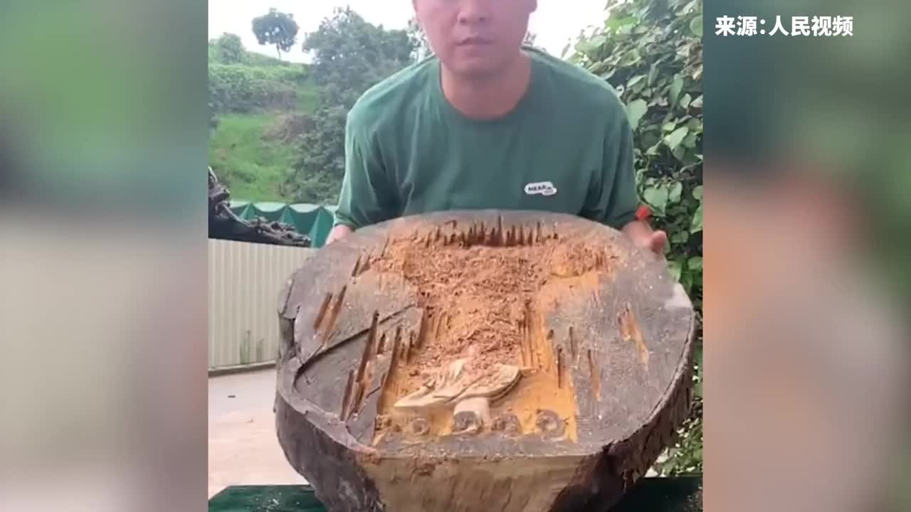 壮观！男子晒雕刻作品时木屑倾泻而下