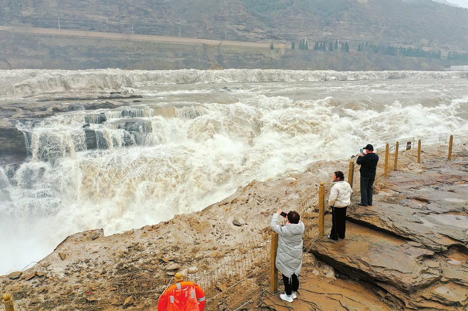 飞湍瀑流争喧豗