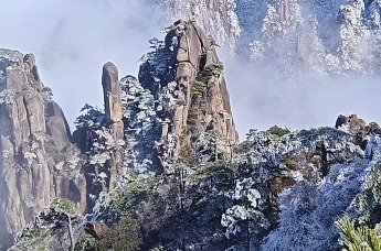 绝美水墨画卷！看黄山云海雾凇同框有多惊艳！