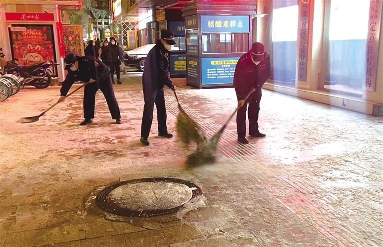 城关区连夜组织人员展开铲冰扫雪行动 王忠德 摄