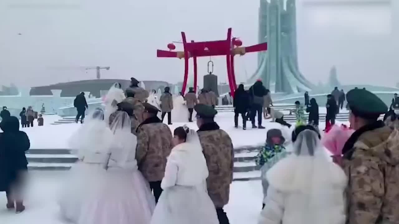 30对军婚新人在冰雪中举办集体婚礼